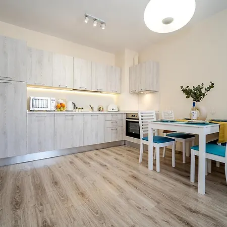 Summertime In South Bay Apartment *