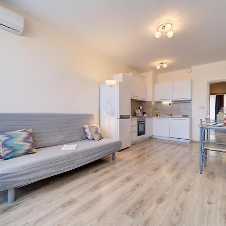 Summertime In South Bay Apartment *