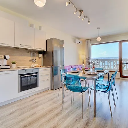 Summertime In South Bay Daire Varna