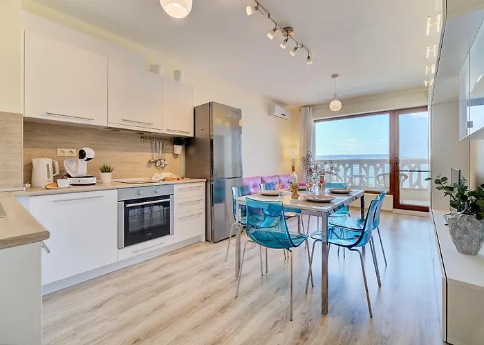 Summertime In South Bay Daire Varna