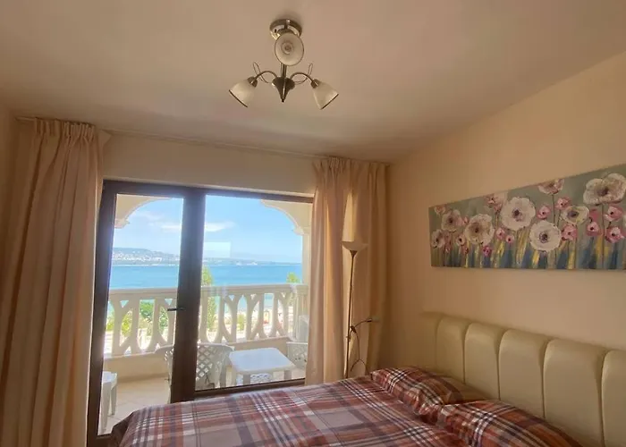 Summertime In South Bay Daire Varna