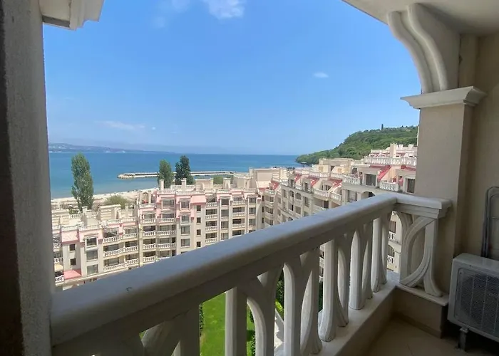 Summertime In South Bay Daire Varna