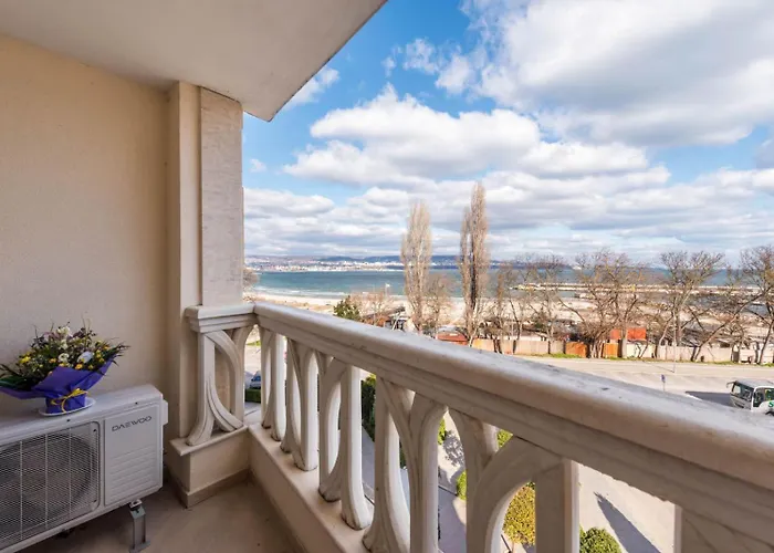 Summertime In South Bay アパート ヴァルナ